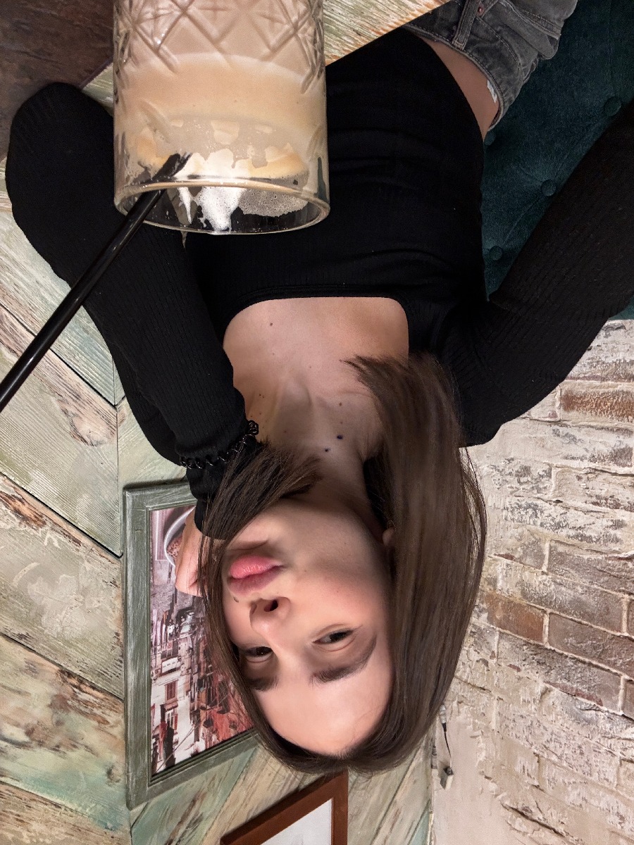 Fresh photos, fresh mood — Tina online in Pristina